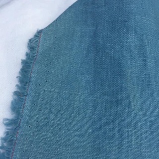 Vải linen bột màu xanh xám, tông trầm.