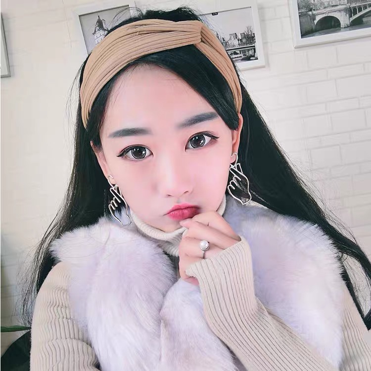 khuyên tai bông tai bàn tay búng tim