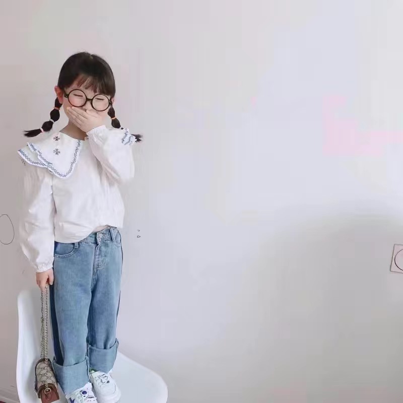 Áo sơ mi trắng dài tay thêu hoa nhí xanh cho bé gái cao 90-150cm, nặng 10-35kg