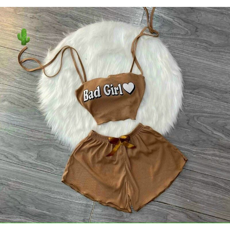 Sét bộ áo và quần kiểu in chữ &quot;BAD GIRL&quot; mát mẻ và năng động