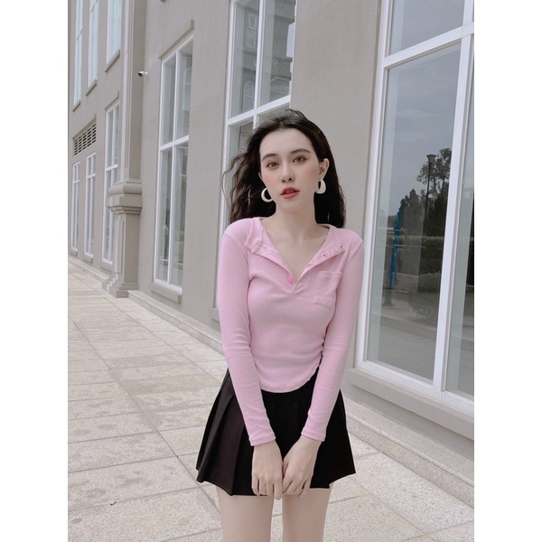 Áo cổ v đính nút