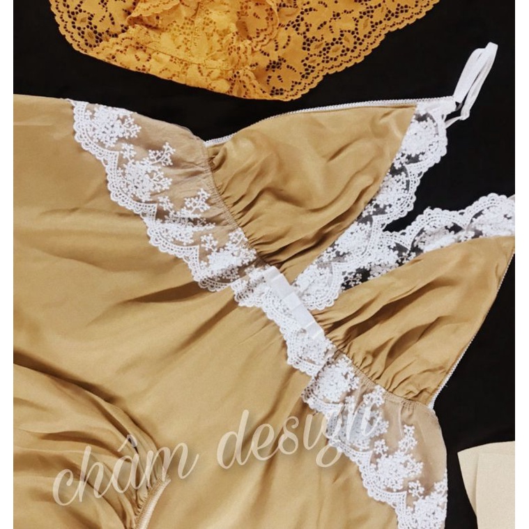 Bộ ngủ 2 dây lụa trơn màu vàng mơ pha ren trắng nổi bật. Hàng thiết kế độc quyền tại shop.