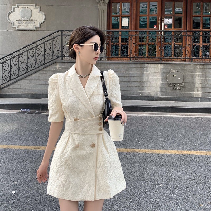 [hàng QC] Váy trắng cổ nhún phối nút chất gấm xốp họa tiết dập nổi | BigBuy360 - bigbuy360.vn