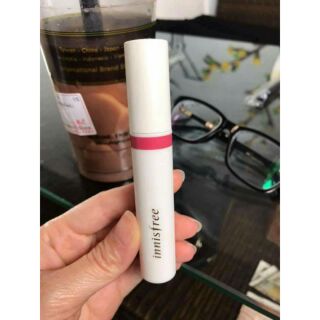 Son kem lì Innisfree Real Fit Matte Liquid được nhập khẩu từ Hàn,chiết xuất từ thiên nhiên, giữ màu lâu, không khô môi..
