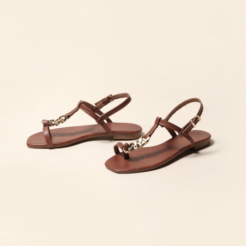 Đôi giày sandal IELGY thiết kế phối dây xích có size lớn thời trang