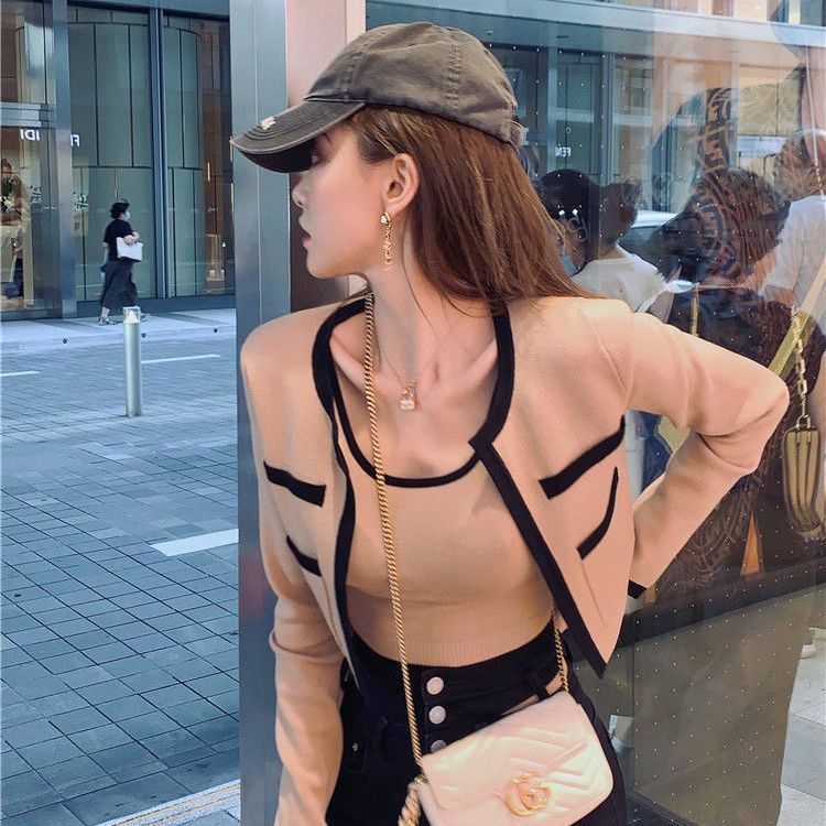 Bộ Áo Khoác Cardigan Dệt Kim Dáng Ngắn Phối Màu Tương Phản + Áo Hai Dây Thời Trang Cho Nữ