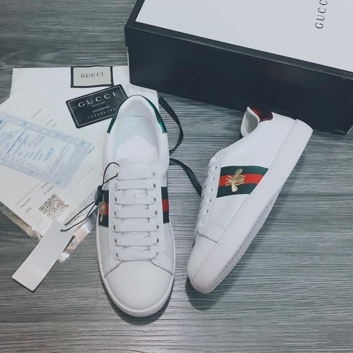 Giày sneaker con ong
