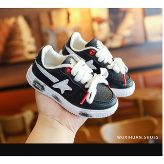 Sneaker hoa cúc đế dính bẩn cho bé gái