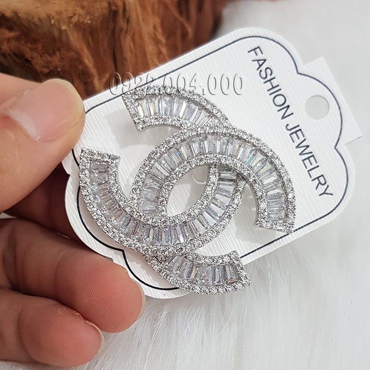 Cài áo logo chữ X lớn.