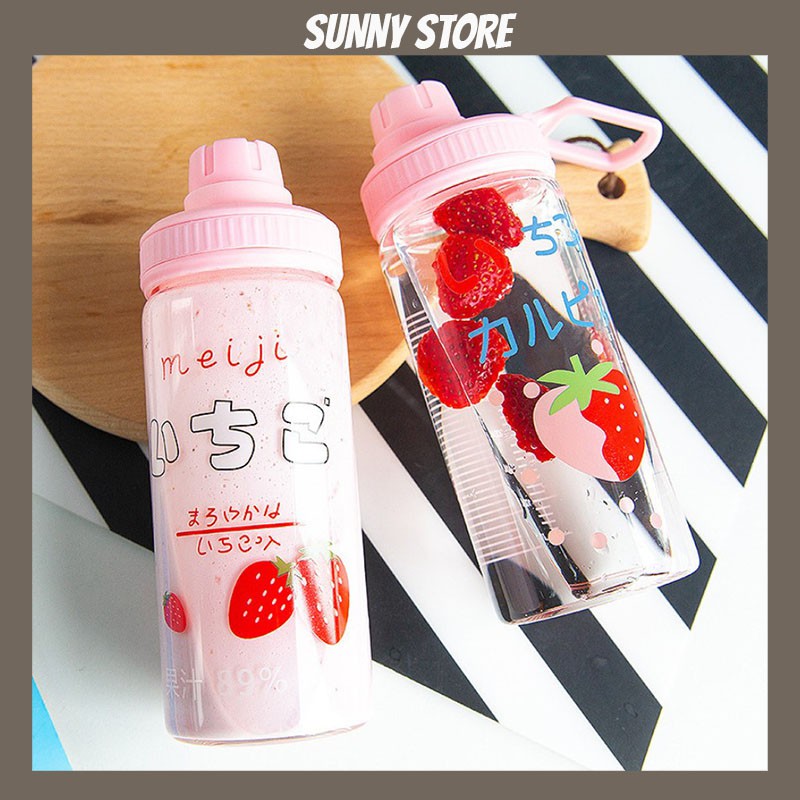 Bình nước dâu tây thủy tinh dễ thương có ống hút, có quai xách và nắp vặn tiện lợi SUNNYSTORE
