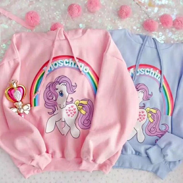 Áo nỉ có mũ moschino in hoạ tiết ngựa hot hit năm nay đấy a,chất nỉ dày không size kết hợp với chân 