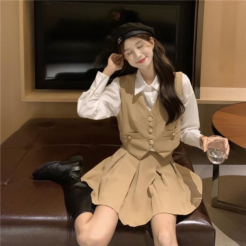 Set sơ mi gile và chân váy tennis. Ảnh thật