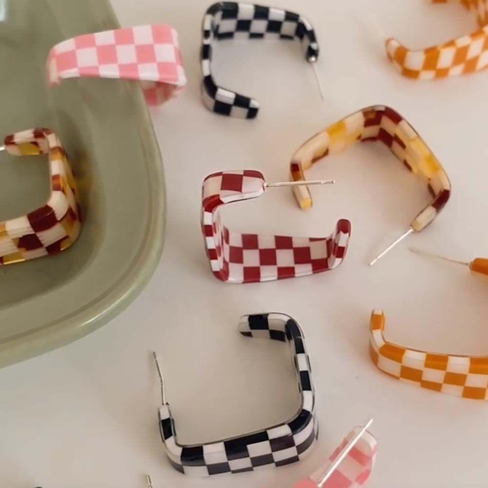 Khuyên Tai Acrylic Hình Chữ C Sọc Caro Trắng Đen Thời Trang