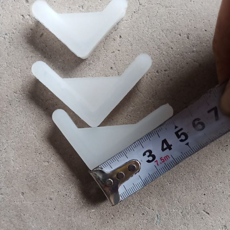 Combo 4 chân nhựa hoặc 1 cái 3x5cm kê chân Kệ V lỗ