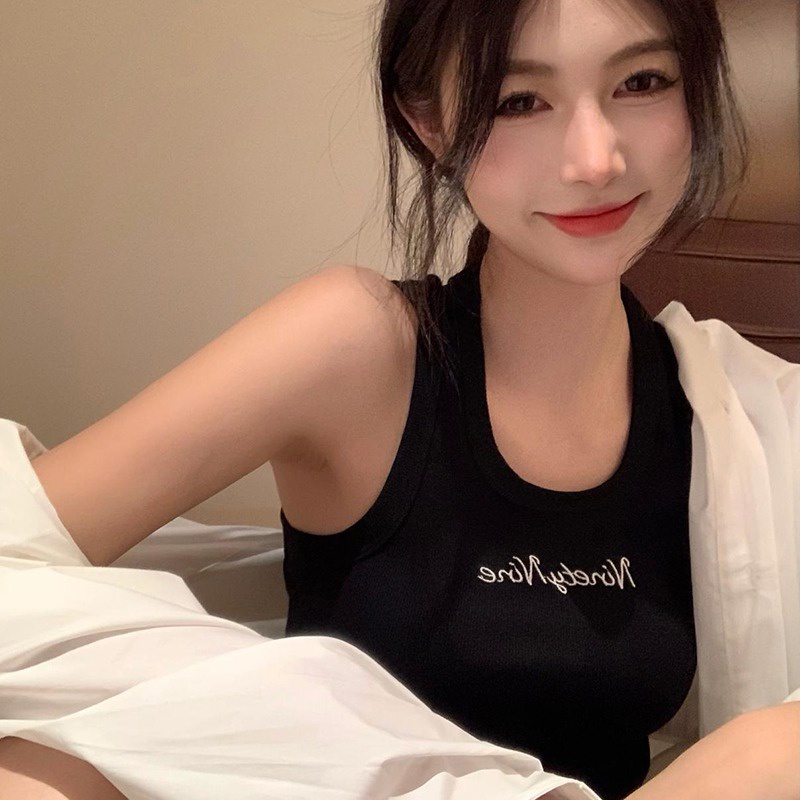 Áo Croptop Sát Nách Cổ Tròn Hoạ Tiết Chữ Thêu Thiết Kế Đơn Giản Cho Phái Nữ