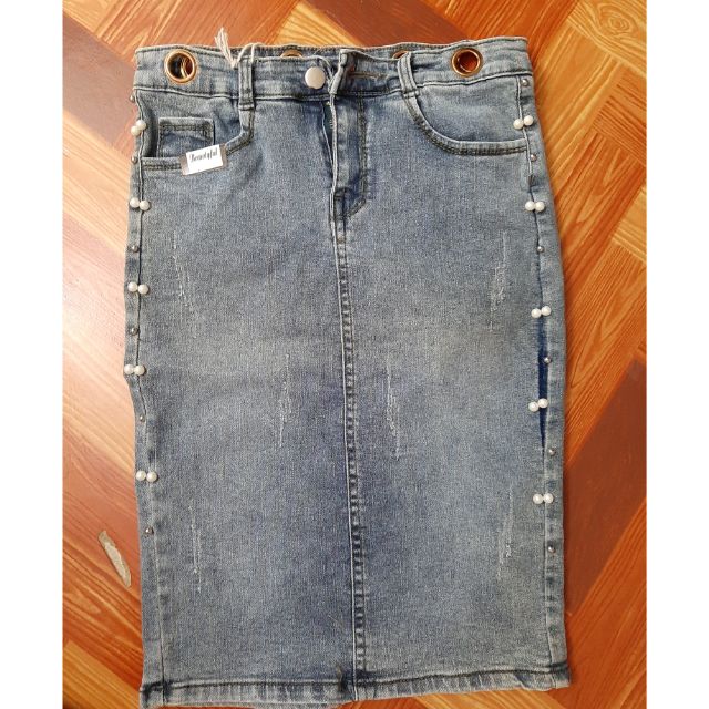 Chân váy jean , ôm form , dài đến đầu gối , vải co giãn size L , hàng chụp thật , hàng xả chỉ 50,000 , dễ phối