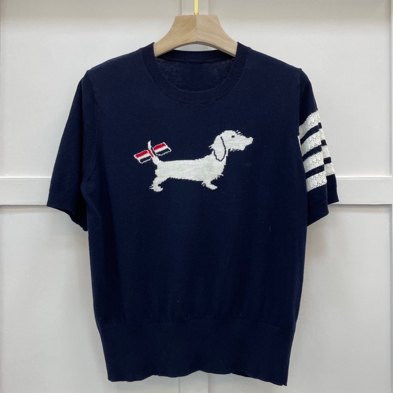 Áo len mỏng tay ngắn dáng rộng in hình con chó thương hiệu Thom Browne cao cấp