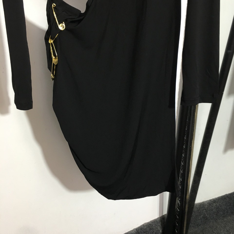 Váy nữ thời trang cao cấp Versace thiết kế khoét eo quyến rũ, thu hút