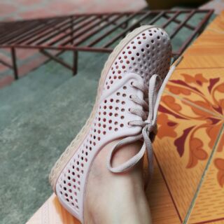 Giày đục lỗ đi mùa hè