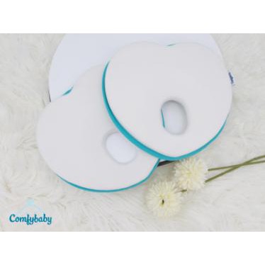 Gối chống bẹt đầu Comfybaby hình trái tim, màu trắng viền xanh, chất liệu Memory Foam và Cotton 100%