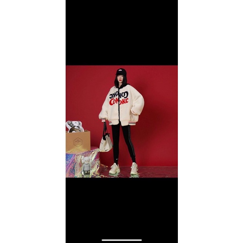 Áo khoác  lông cừu trắng chữ đỏ | BigBuy360 - bigbuy360.vn