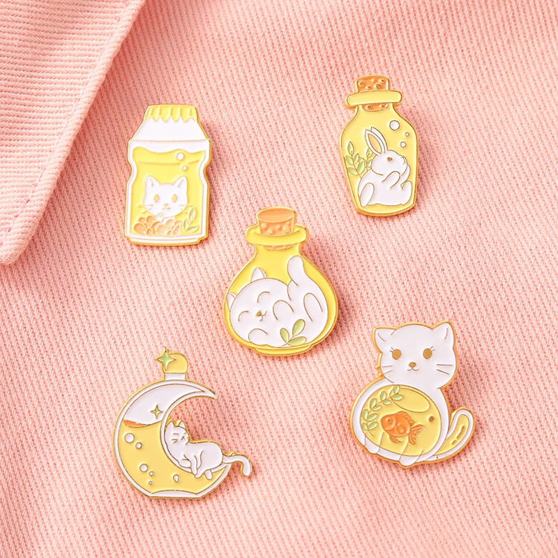 Ghim cài áo hình chai nước hoạt hình đáng yêu