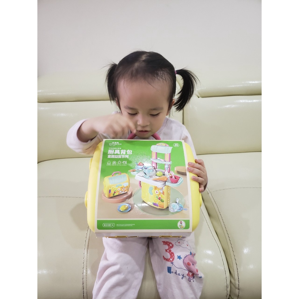 Đồ chơi nhà bếp dạng cặp balo có thể lắp thành một quầy bếp thu nhỏ cao 57 cm cho các đầu bếp tí hon