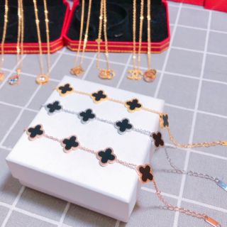 Lắc tay titan LV Cỏ 4 lá sơn đen