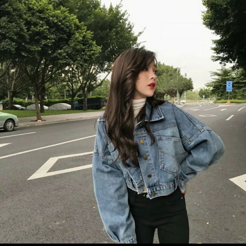 Áo khoác bò màu xanh đậm chọn mẫu trên livetream