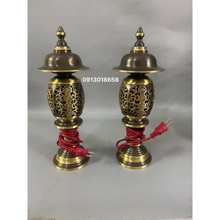 Đôi đèn thờ bằng đồng nguyên chất hun màu giả cổ đôi đèn điện thờ bằng đồng.