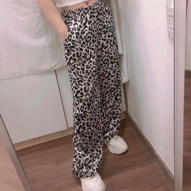 Quần suông hoạ tiết beo