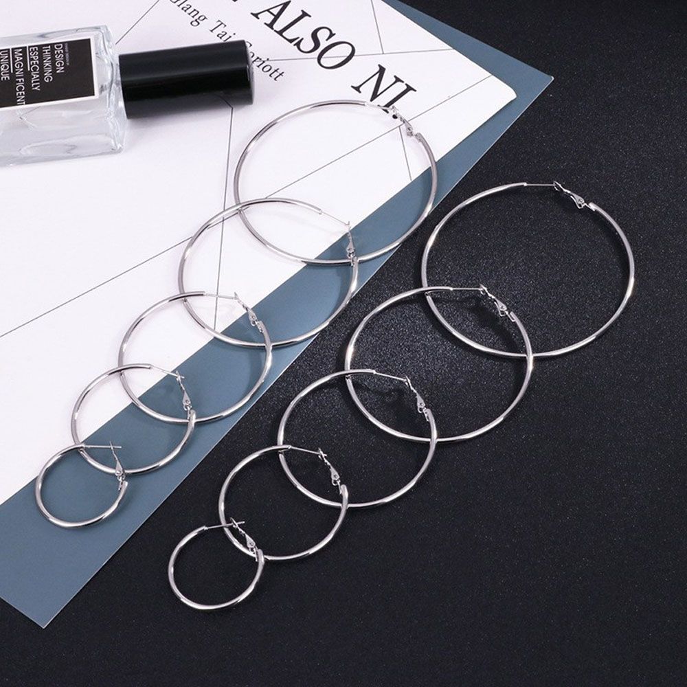 Khuyên Tai Nữ Trang Dáng Tròn Tạo Hình Độc Đáo