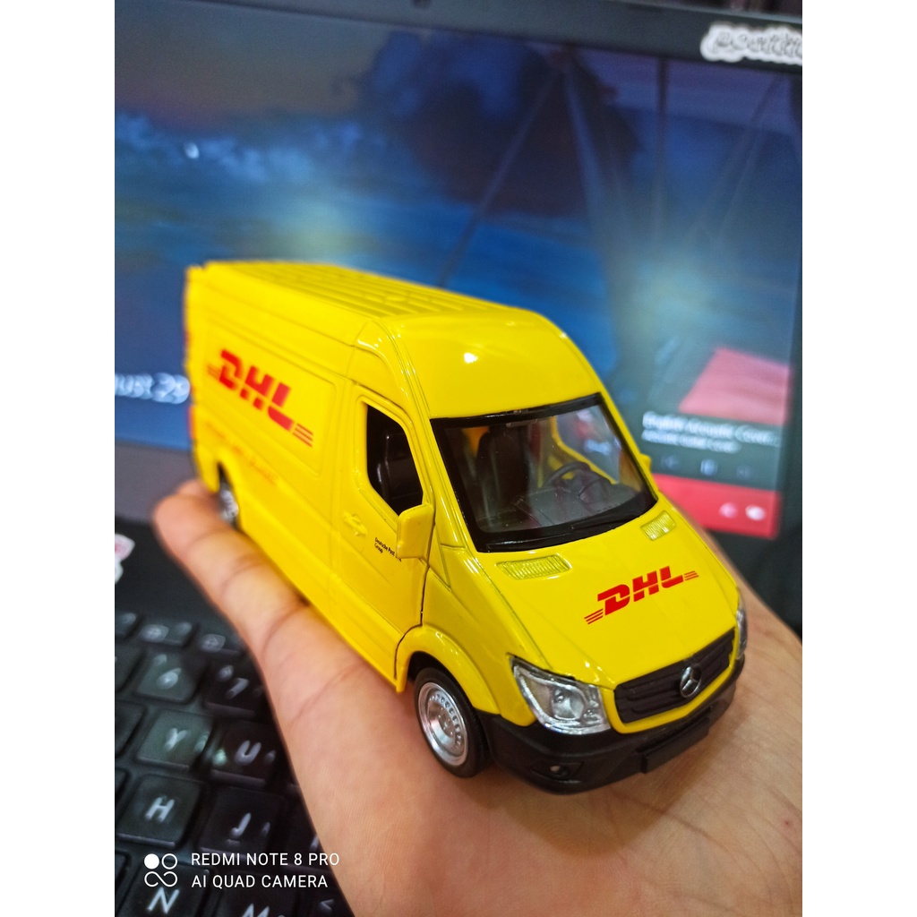 Mô hình xe Mercedes Van DHL 1:36 vỏ kim loại, mở được cửa, ô tô tải vận chuyển đồ chơi trẻ em oto mini trưng bày