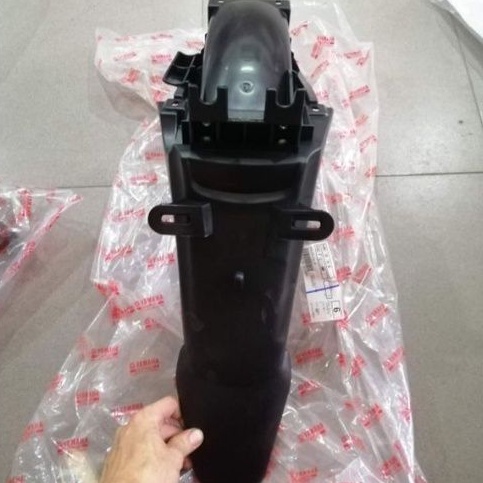 Nhựa dè đuôi , chắn bùn sau xe Jupiter V zin yamaha