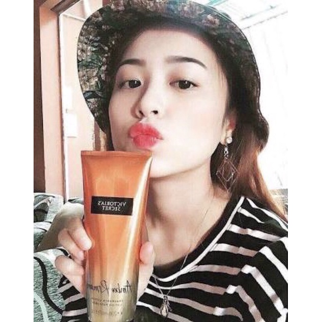 Dưỡng Thể Hương NƯỚC HOA Victoria Secret Amber Romance 236ml của Mỹ