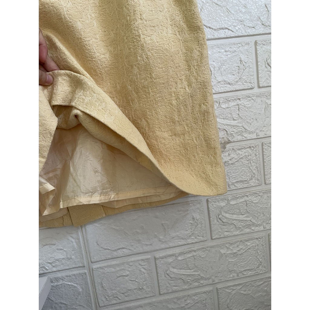 Chân váy ngắn vàng