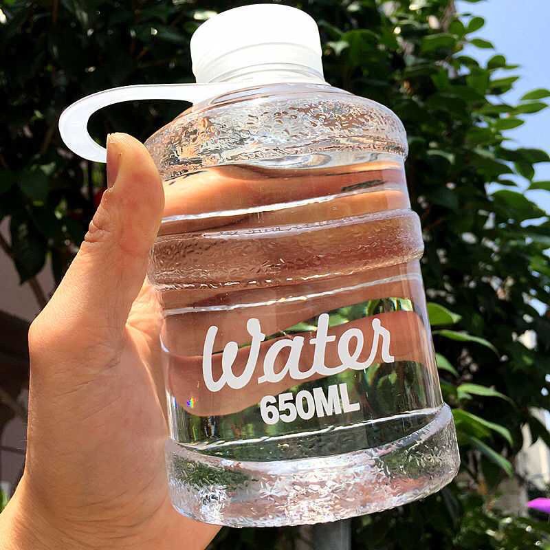 Bình nước nhựa trong suốt hình chai nước dễ thương kèm quai xách tiện lợi dung tích 650ml