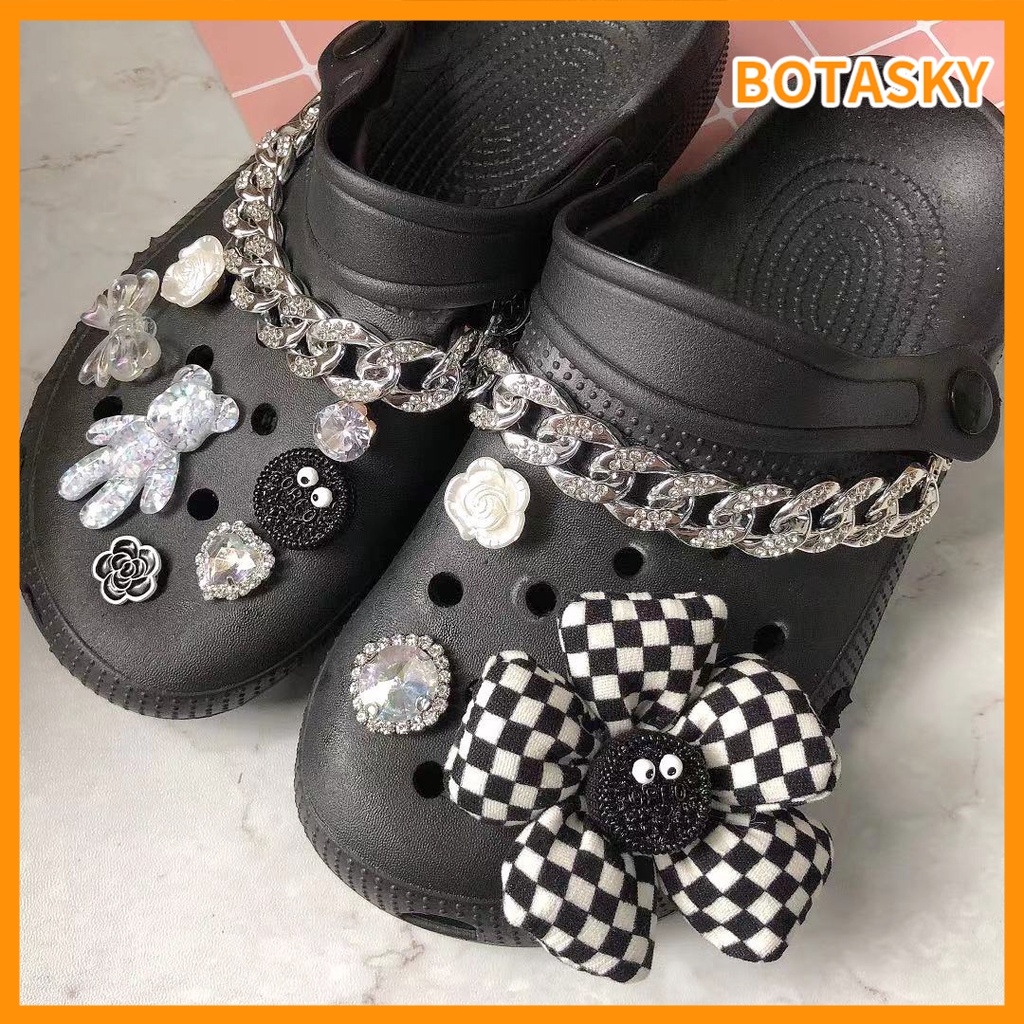 Phụ Kiện Đính Đá Trang Trí Giày Crocs Hình Hoa Màu Trắng Đen Xinh Xắn