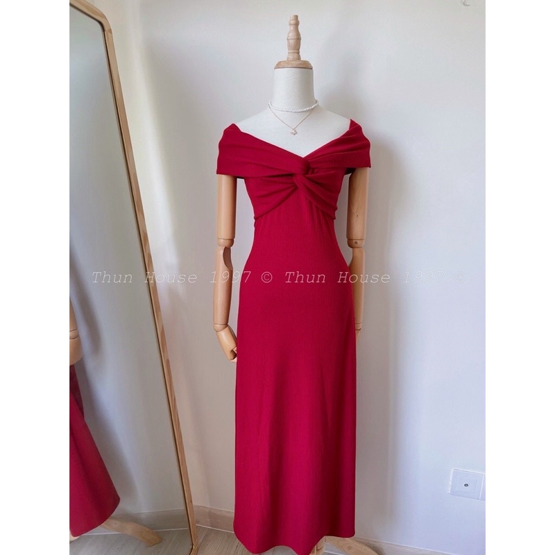 Đầm đỏ trễ vai