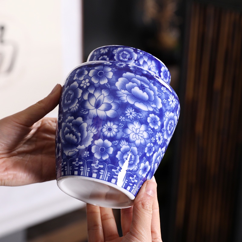 Hũ, Bình đựng trà bằng sứ trắng Cảnh Đức men lam Hoa Mẫu Đơn dung tích 800 ml