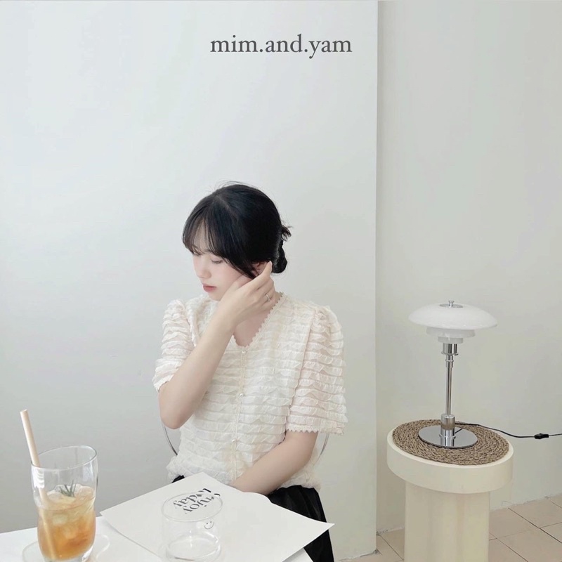 Áo tơ dập viền ren
