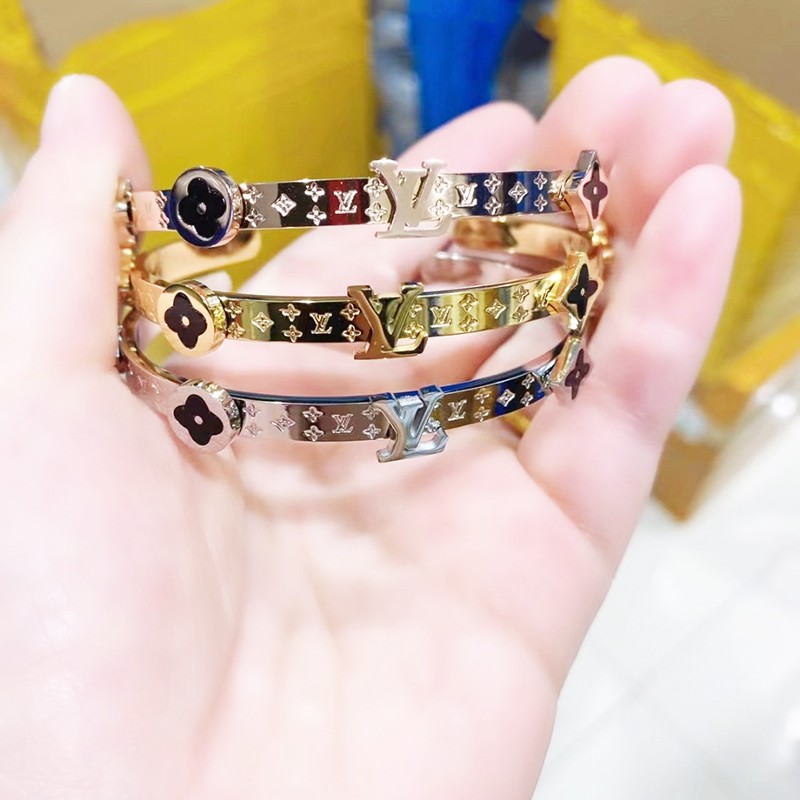 Vòng Tay Cuff Hoa Văn Titan Ko Đen TT 3763