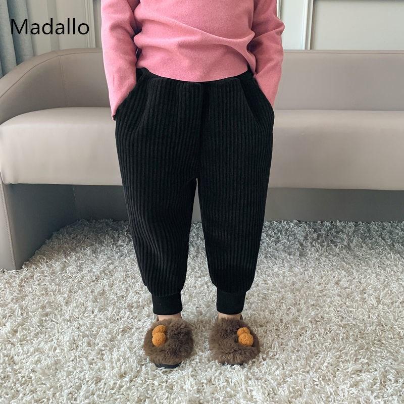 Quần dài kiểu dáng thoải mái dễ phối đồ cho bé