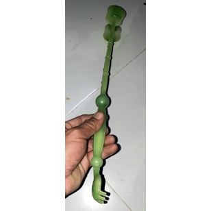 Một Cây gãy lưng kèm đấm lưng bằng nhựa dài 40cm