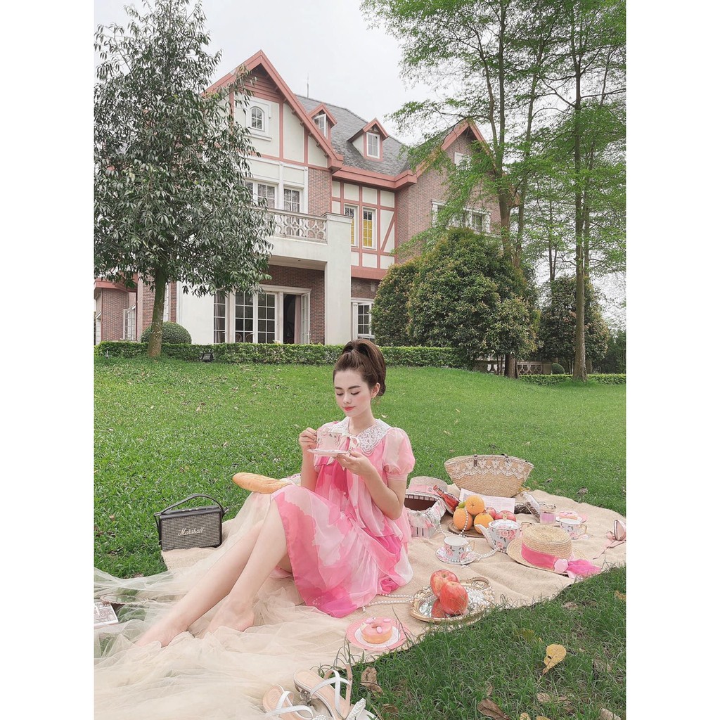 Đầm tơ hoa xếp tầng phối cổ ren dáng suông cúc ngọc