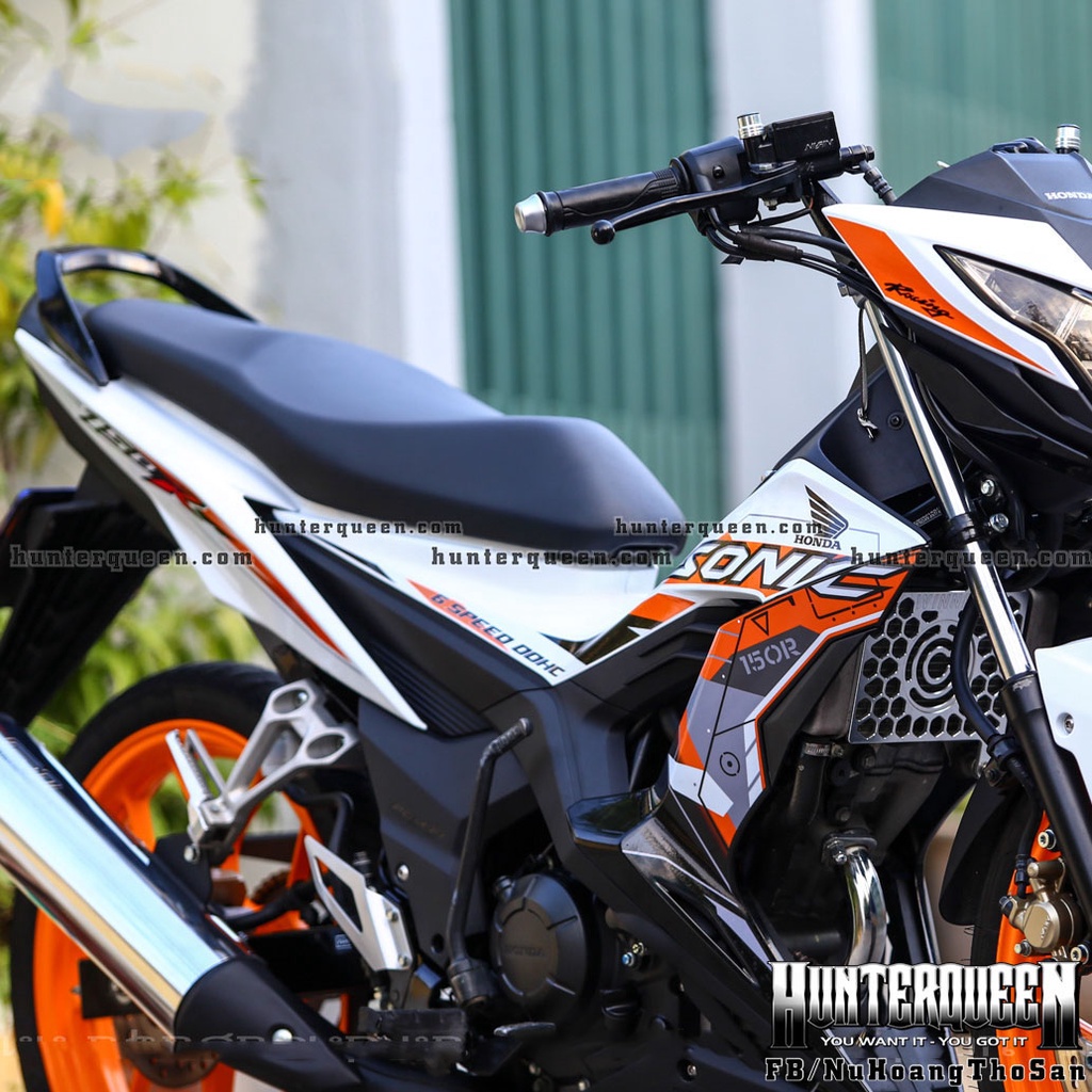 Tem rời cao cấp mẫu 2019. Decal dán xe Sonic màu trắng đen, phối cam sành điệu. Kích thước chuẩn, không bay màu