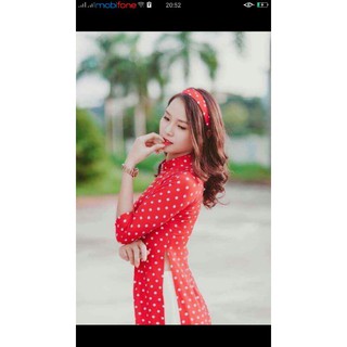 Áo dài chấm bi đỏ kèm cột tóc như hình