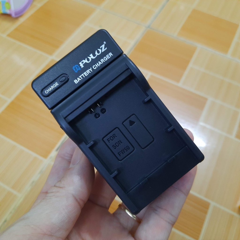 Đế sạc pin máy ảnh FW-50 Puluz (pin dùng cho máy ảnh sony A6000, A6300, A6500, A7, A7 II, A7R, A7S)