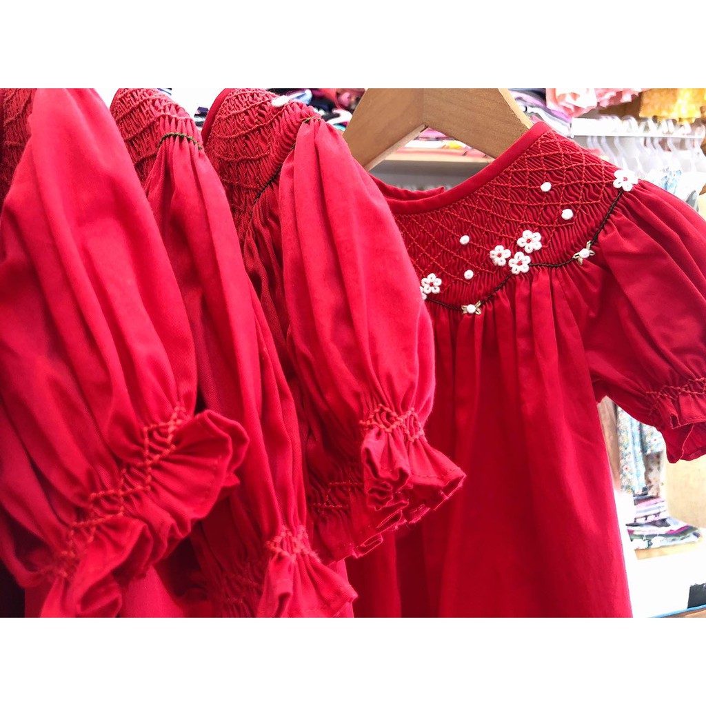 Đầm smock đỏ thêu hoa mai trắng