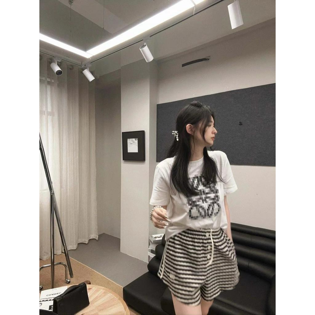 Loeme Áo Thun Nữ Tay Ngắn in Chữ Pixelated Anagram Thời Trang